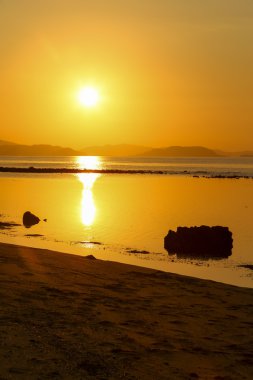 Flores Denizi Endonezya gün batımında
