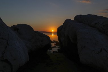 Flores Denizi Endonezya gün batımında