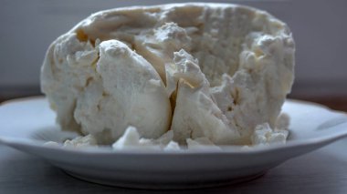 Tabakta süzme peynir, doğal peynir.