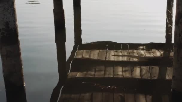 Rivier Weerspiegelt Een Houten Prieel Brug Soepel Zwaaien Van Water — Stockvideo