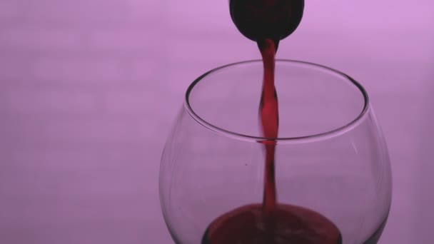 Versare Vino Rosso Bicchiere Sfondo Rosa Bicchiere Con Vino Primo — Video Stock