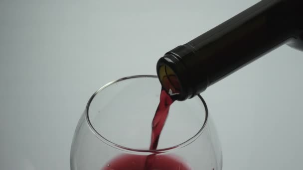 Vierta Vino Tinto Una Copa Vino Una Botella Primer Plano — Vídeo de stock