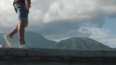 Yazın güzel bir adam dağların açık manzarasından hoşlanır. Tatildeki mutlu adam.