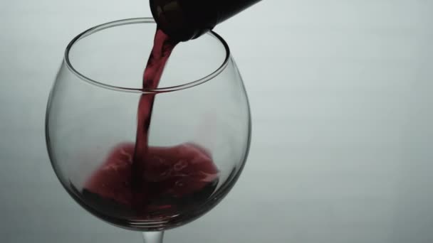 Despejando Vinho Tinto Copo Vinho Contra Fundo Parede Tijolo Branco — Vídeo de Stock
