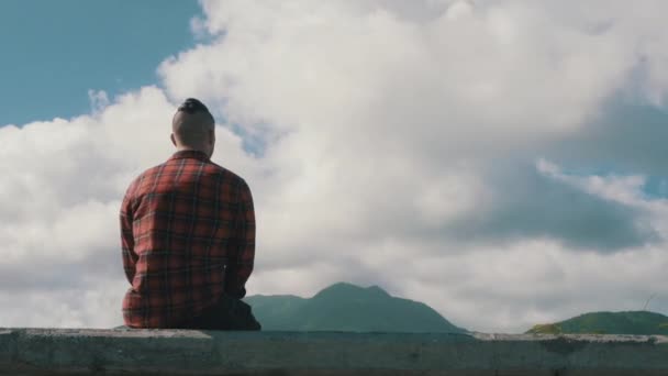 Tipo Está Hablando Por Teléfono Con Vistas Las Montañas Llamando — Vídeos de Stock