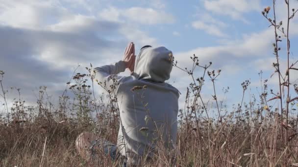 Чоловік Медитує Природі Чоловік Робить Йогу Чоловік Молиться Сидячи Траві — стокове відео