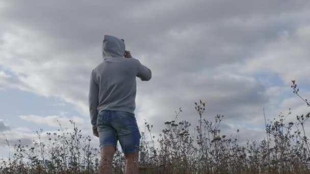 Egy Férfi Cigarettát Szív Mezőn Magas Fűben Áll Egy Füstölgő — Stock videók