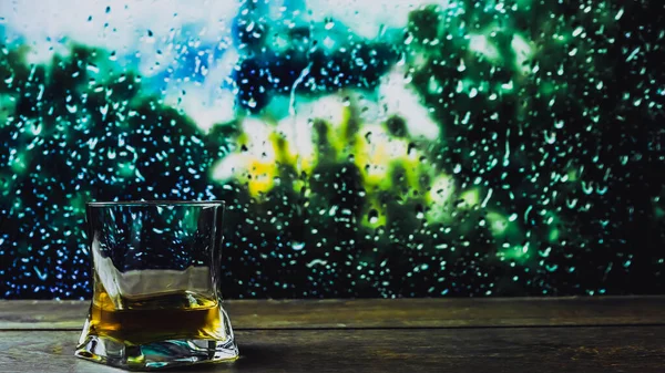 Ett Glas Whisky Mot Bakgrunden Regnet Utanför Fönstret Whisky Baren — Stockfoto