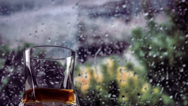 Bicchiere Whisky Sullo Sfondo Gocce Pioggia Whisky Sulla Barra Vicino — Foto Stock