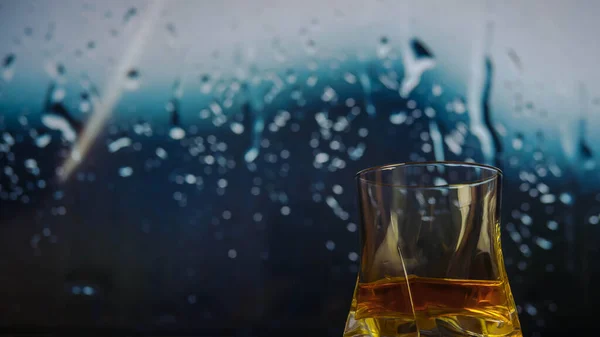 Een Glas Whisky Close Whisky Tegen Achtergrond Van Regendruppels Een — Stockfoto