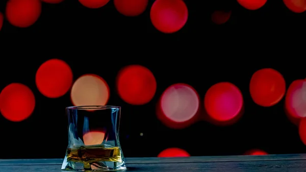 Ett Glas Whisky Bardisk Ett Glas Whisky Röd Bokeh Bakgrund — Stockfoto