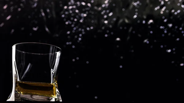 Ett Glas Whisky Svart Bakgrund Med Droppar Närbild Ett Glas — Stockfoto