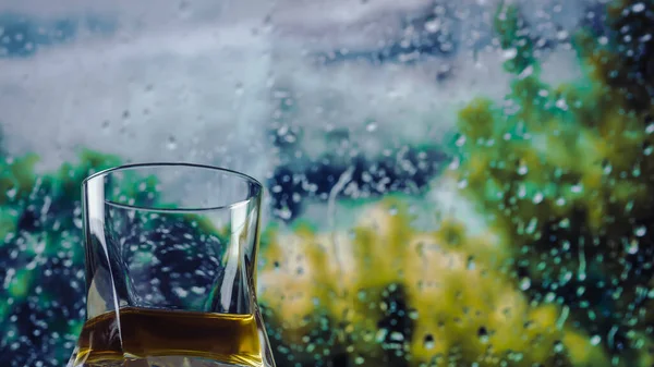 Ett Glas Whisky Baren Vid Fönstret Regnig Dag — Stockfoto