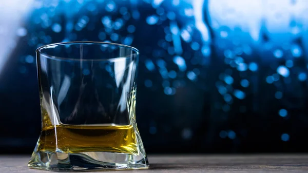 Bicchiere Cognac Brandy Whisky Uno Sfondo Gocce Whisky Primo Piano — Foto Stock