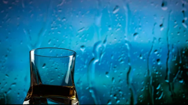 Een Glas Whisky Tegen Een Achtergrond Van Regendruppels Een Close — Stockfoto