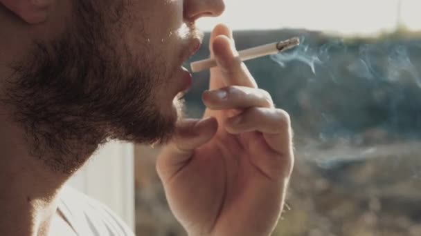 Homme Barbu Fume Une Cigarette Près Fenêtre Fumeur Homme Souffle — Video