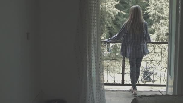 Glad Pige Går Balkonen Nyder Dag Kvinde Balkonen Strækker Sig – Stock-video