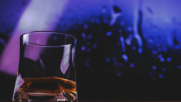 ウイスキーのグラスを閉じ カラフルな背景のガラスの中のウイスキー — ストック写真