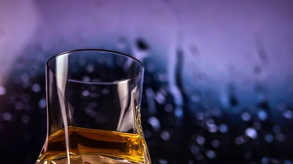 Whiskey Copo Fundo Colorido Com Efeito Bokeh Bebida Alcoólica Copo — Fotografia de Stock