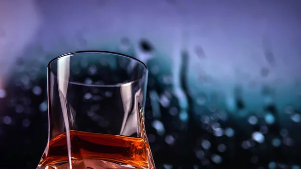Drank Een Glas Tegen Een Kleurrijke Achtergrond Alcoholische Drank Een — Stockfoto