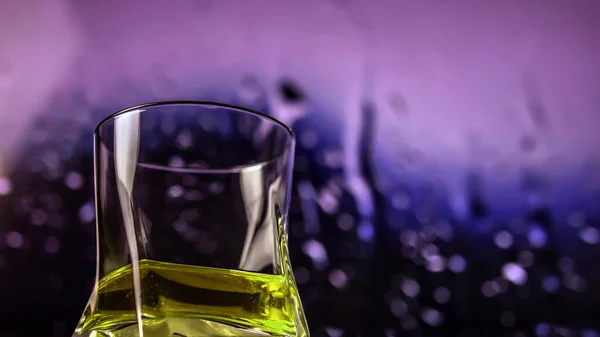 Alcoholische Drank Een Groen Glas Groene Likeur Alcoholarme Drank Een — Stockfoto