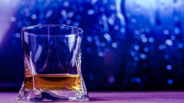 Whisky Ett Glas Mot Bakgrund Regn Och Droppar Whisky Ett — Stockfoto