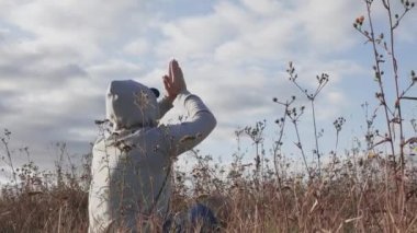 Doğada bir adam meditasyon yapar, bir adam dua eder, bir adam nefes egzersizleri yapar.