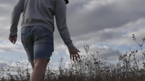 Ein Mann Demonstriert Ein Fliegendes Flugzeug Junger Mann Sweatshirt Mit — Stockvideo