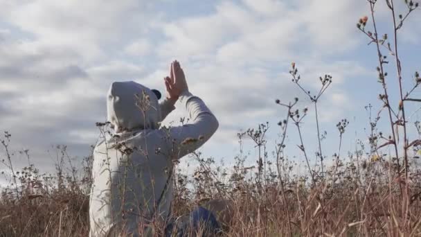 Ένας Άντρας Στη Φύση Ασχολείται Διαλογισμό Ένας Άντρας Προσεύχεται Ένας — Αρχείο Βίντεο