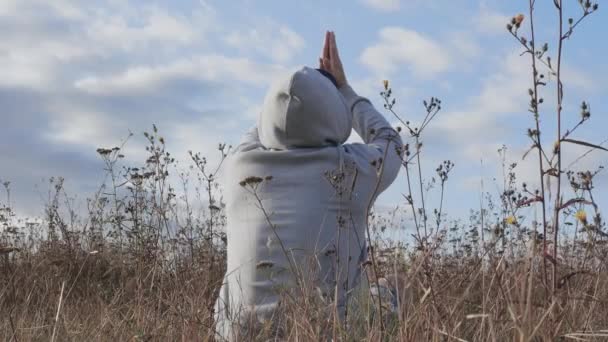 Egy Férfi Meditál Természetben Egy Férfi Imádkozik Felnéz Égre Felhőkre — Stock videók