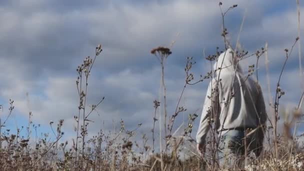 Een Man Spreidt Zijn Handen Naar Zijkant Kijkt Naar Lucht — Stockvideo