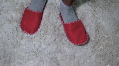 Ayağını yere vur, ayaklarının hislerini yansıt, bir adam yerde tepiniyor.