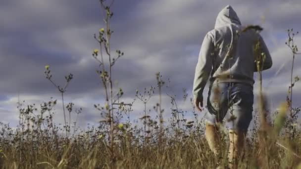 Doğada Bir Tarlada Yalnız Başına Üzgün Bir Adam Bir Adam — Stok video
