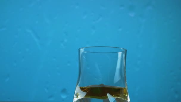 Bicchiere Whisky Sullo Sfondo Della Pioggia Gocce Pioggia Scorrono Lungo — Video Stock