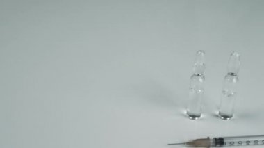 Beyaz arka planda ampullü tıbbi şırınga ampul aşısı, test tüplerinde ilaç.