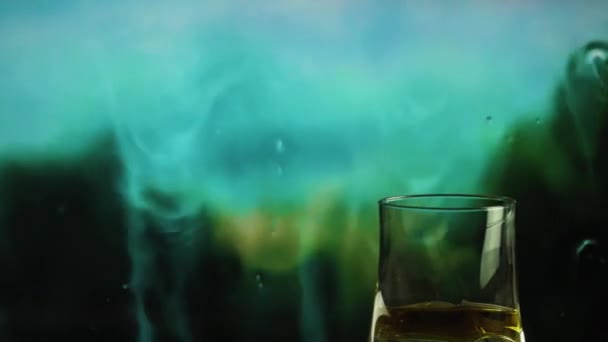 Szklanka Whisky Tle Deszczu Oknem Whiskey Szklanym Zbliżeniu — Wideo stockowe