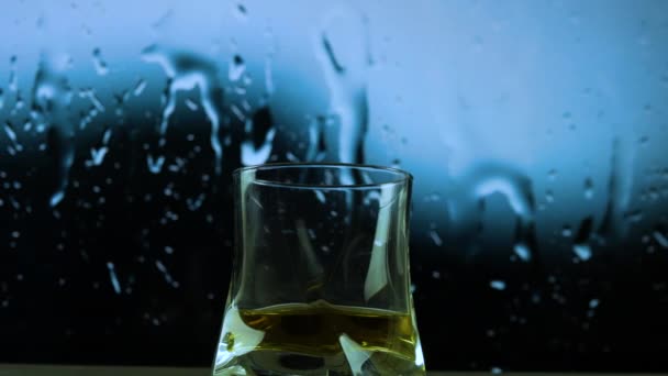 Whisky Baren Vid Det Regniga Fönstret Regndroppar Som Rinner Glaset — Stockvideo