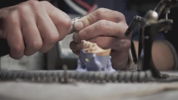 Técnico Dental Afilar Diente Trabaja Como Dentista Hace Dientes Una — Vídeo de stock