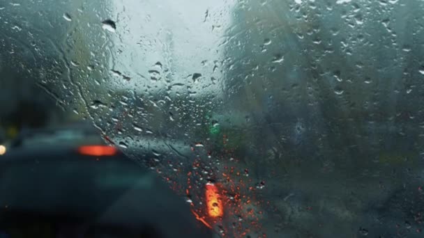 車のガラスの雨 雨の日の高速道路の交通 動きのぼやけた背景の車 — ストック動画