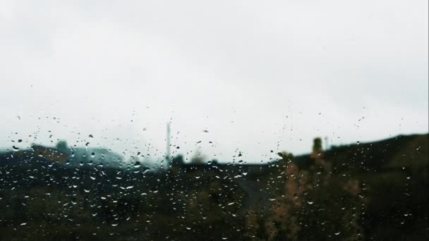 窓の上に雨が降り 窓の外に雷雨があり 雨がガラスを走っている 雨の時間経過 — ストック動画