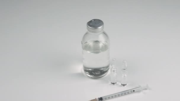 Szczepionka Ampułkach Strzykawka Medyczna Słoik Leku Leki Białym Tle — Wideo stockowe