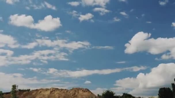 美丽的云朵掠过天空 时间流逝的天空 飘扬的白云 夏日的天空 群山映衬着天空 气候变化 — 图库视频影像