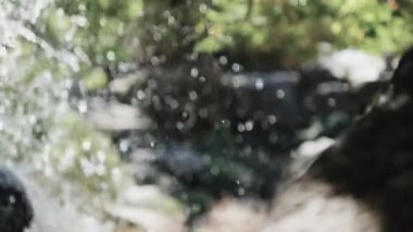 Bokeh su sıçramaları, bulanık arkaplan video duvar kağıdı, bulanık arkaplan üzerine dağ şelaleleri.