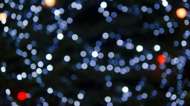 Bokeh ışıkları, güzel renkli daireler, gecenin bulanık arka planı.