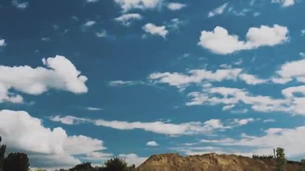 Flauschige Wolken Zeitraffer Weiße Wolken Vor Bergkulisse — Stockvideo