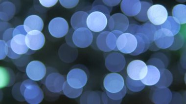 Noel ağacı. Bokeh, yeni yıl ışıkları, şenlikli titreşimler, yılbaşı ışıklarının güzel parlaklığı. Bulanık arkaplan.