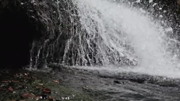 Wodospad Górski Woda Zalewa Skały Wodospad Rozpryskuje Się Nad Kamieniami — Wideo stockowe