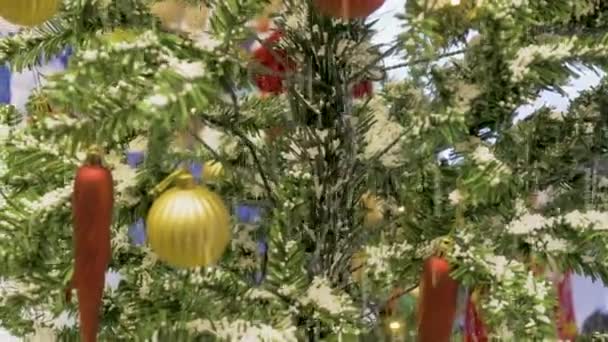 Árvore Natal Decorada Com Brinquedos Neve Caindo Árvore Natal — Vídeo de Stock