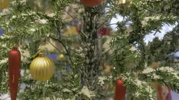 Рождественская Елка Новогодняя Елка Украшениями Игрушками Снег Падает Елку Рождественское — стоковое видео
