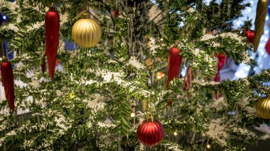 Oyuncak ve karlı Noel ağacı, Noel ağacı.